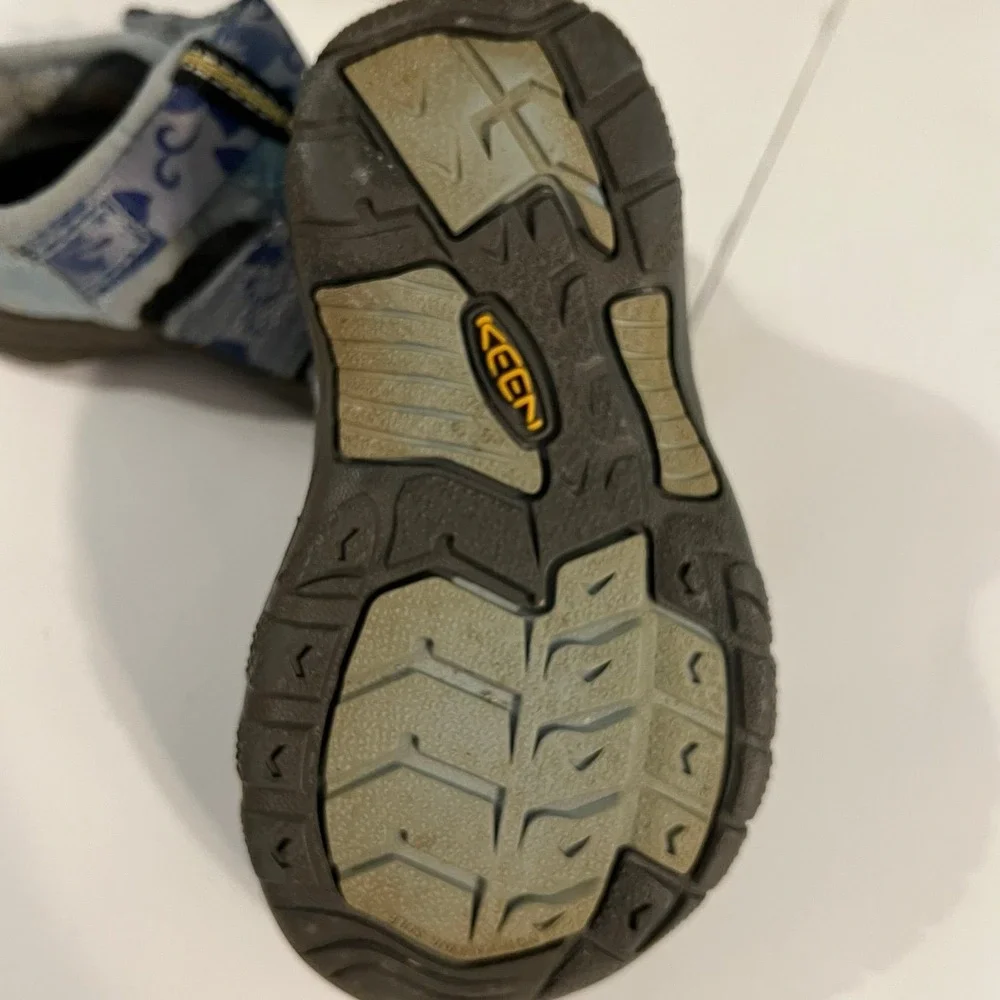 Boys size 5/6 water shoes and sandals (s-182)